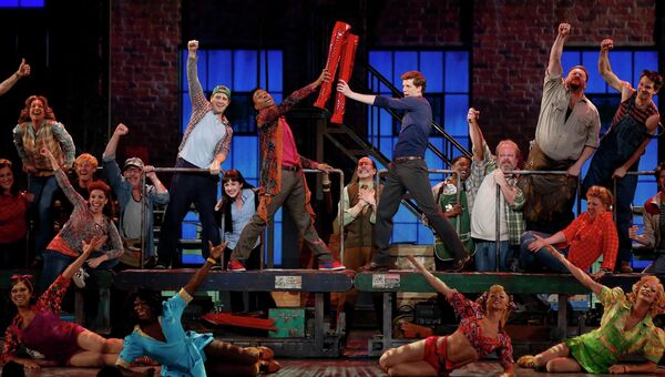 Участники бродвейского мюзикла Kinky Boots на театральной премии Тони-2013 в Нью-Йорке