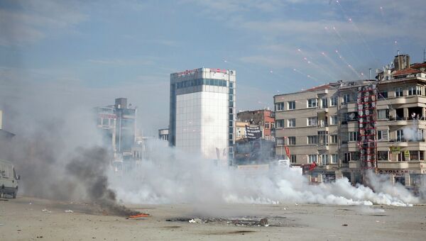 Применение турецкими полицейскими слезоточивого газа а площади Таксим в центре Стамбула