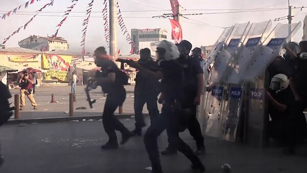 Полиция стреляла резиновыми пулями в швыряющих камни демонстрантов в Стамбуле