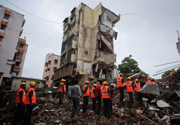 В индийском городе Мумбаи произошло частичное обрушение четырехэтажного жилого здания