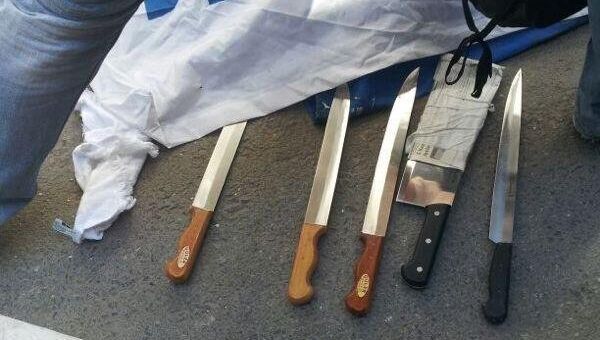 Губернатор Стамбула разместил в Твитере фото ножей, изъятых у провокаторов