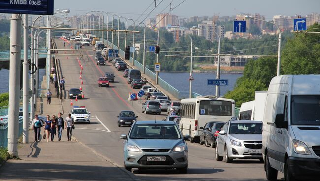 Закрытый мост через Волгу в Костроме