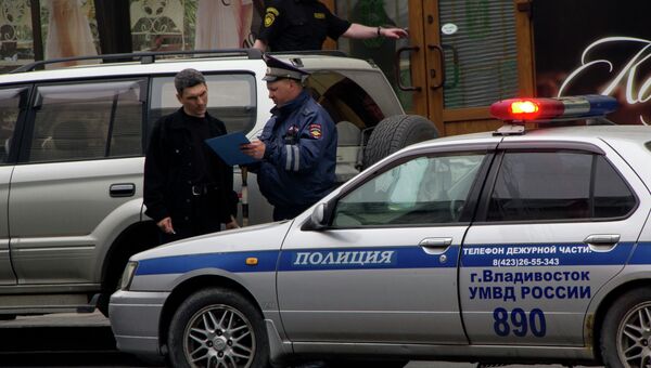 Инспектор ДПС во Владивостоке проверяет документы на автомобиль. Архивное фото