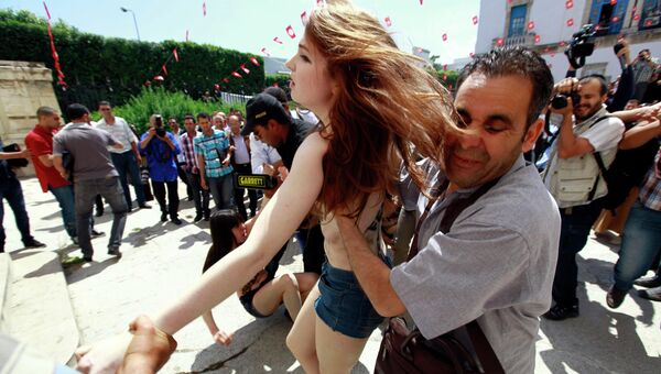 Сотрудники полиции задерживают активисток Femen в Тунисе, 29 мая 2013