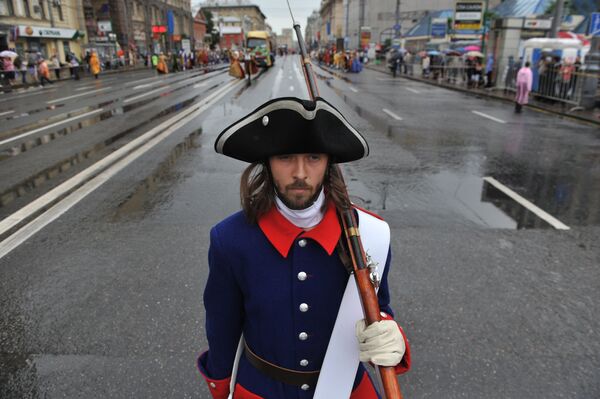 Участник городского исторического карнавала Парад округов, посвященного Дню России, в Москве
