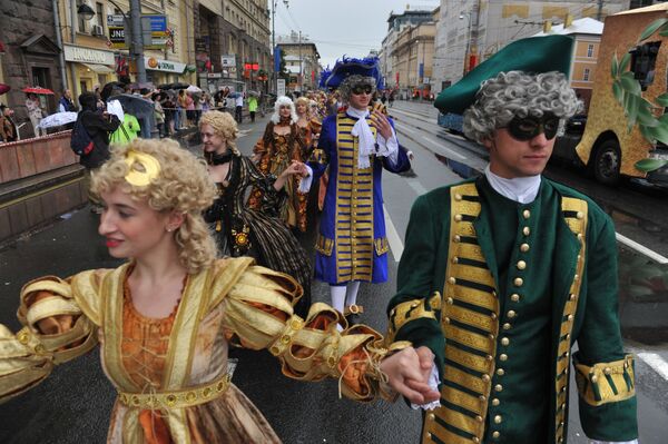 Участники городского исторического карнавала Парад округов, посвященного Дню России, в Москве