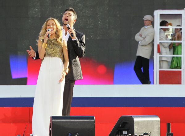 Певица Юлия Ковальчук и певец Алексей Чумаков во время выступления на концерте на Красной площади в Москве