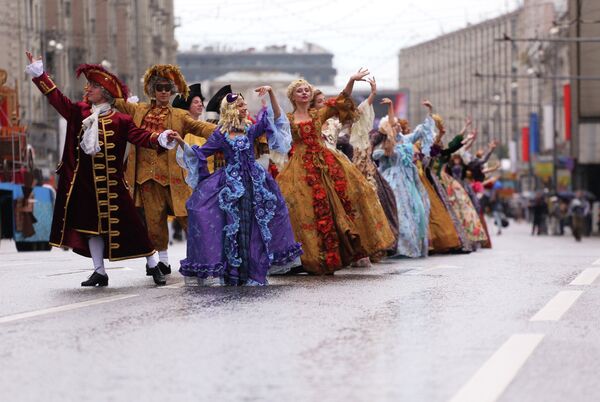 Участники городского исторического карнавала Парад округов, посвященного Дню России, в Москве