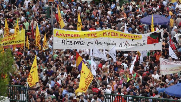 Митинг возле здания государственного телевидения и радиовещания в Афинах. Архивное фото