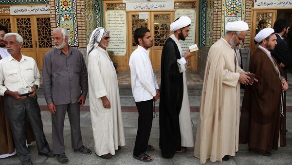 Мужчины стоят в очереди в мечети в Куме, чтобы проголосовать во время иранских президентских выборов