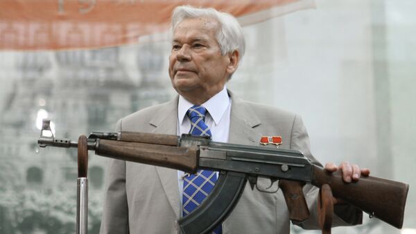 Михаил Калашников с историческим образцом автомата АК-47 под номером один