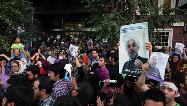 Сторонники Роухани празднуют его победу на улицах Тегерана