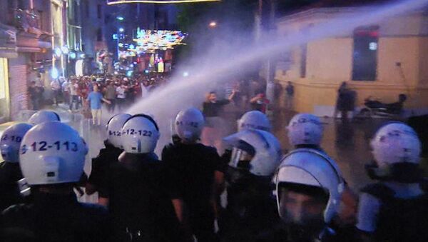 Полиция разгоняла протестующих в Стамбуле водометами и слезоточивым газом