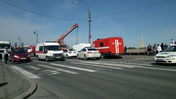 Подъем машины, упавшей в Неву в Петербурге