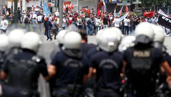 Полиция разгоняет митингующих в центре Анкары