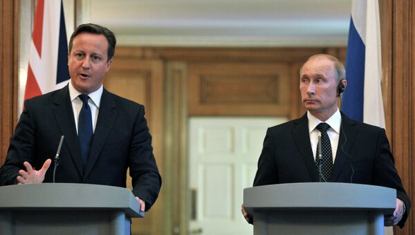 Президент России Владимир Путин (справа) и премьер-министр Великобритании Дэвид Кэмерон. Архивное фото
