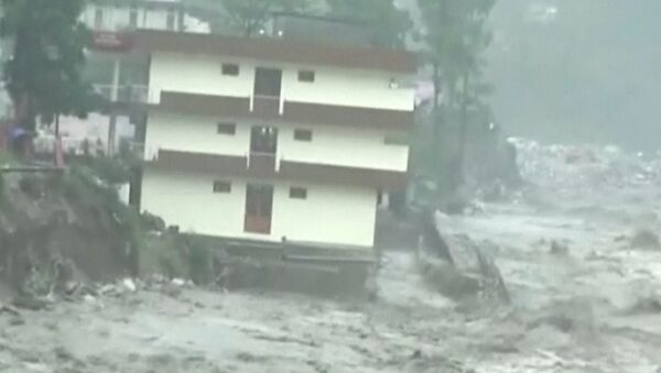 Очевидцы сняли, как жилой дом рухнул в реку во время наводнения
