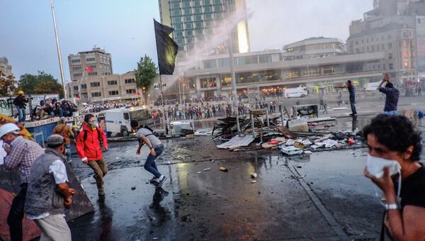 Разгон демонстрантов в парке Гези в Стамбуле, архивное фото