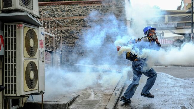 Столкновения демонстрантов с полицией в Стамбуле. Архивное фото