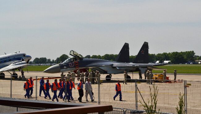 Самолет СУ-35С на авиасалоне в Ле Бурже