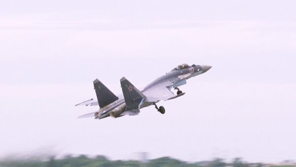 Су-35С впервые поднялся в небо над Ле Бурже и выполнил штопор
