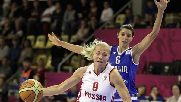 Игровой момент баскетбольного матча Россия - Италия