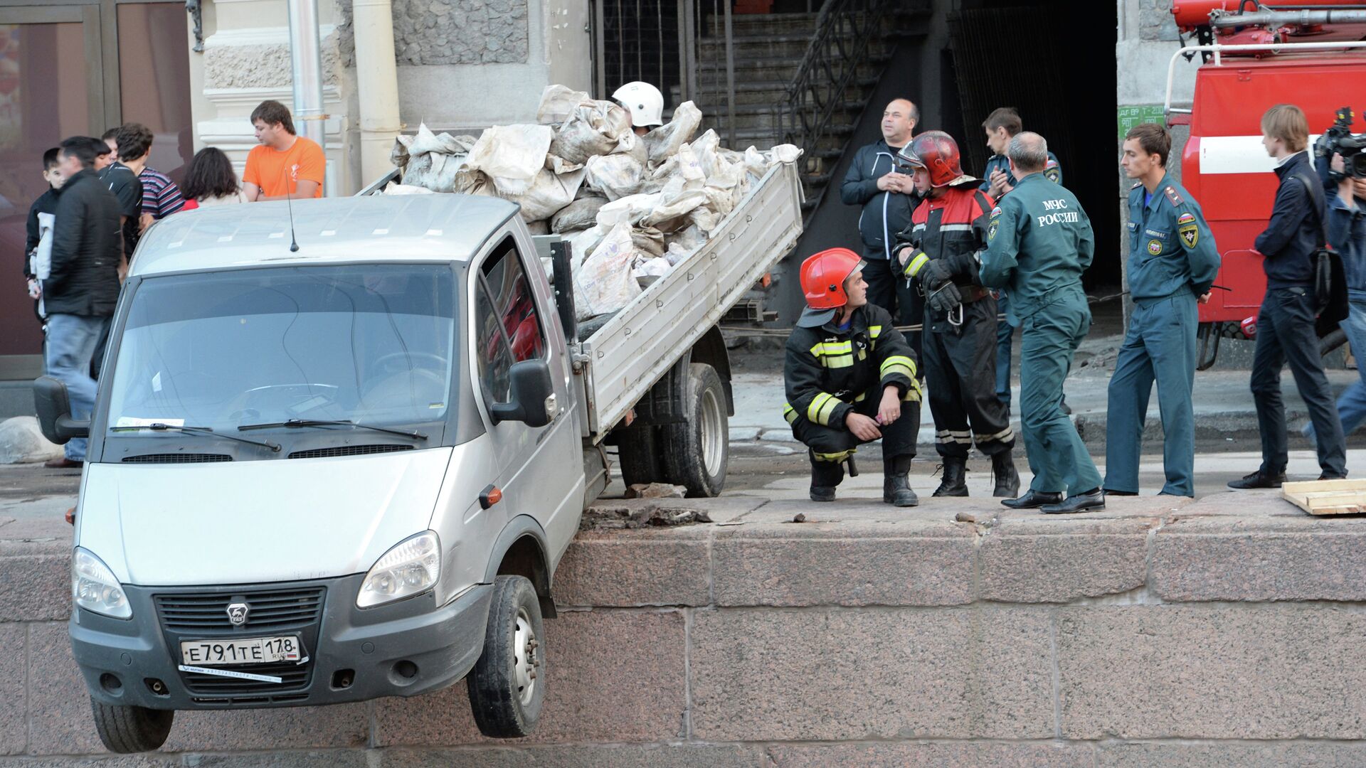 Грузовик пробил ограждение набережной Мойки в Санкт-Петербурге - РИА Новости, 1920, 14.09.2020