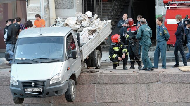 Грузовик пробил ограждение набережной Мойки в Санкт-Петербурге