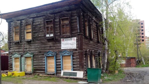 Деревянный дом в Томске в аварийном состоянии, архивное фото