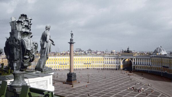 Вид на Дворцовую площадь в Санкт-Петербурге. Архивное фото