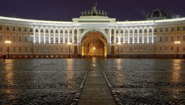 Дворцовая площадь в Санкт-Петербурге. Вид на арку Главного штаба