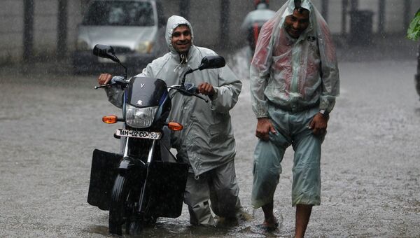 Мужчины под дождем, Индия. Архивное фото