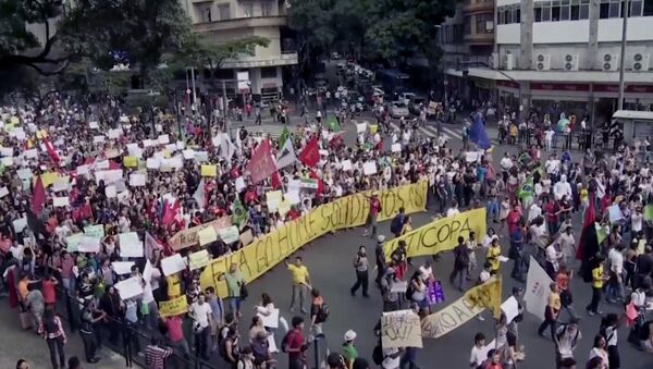 Бразильцы вышли на улицы протестовать против расходов на ЧМ-2014 и ОИ-2016