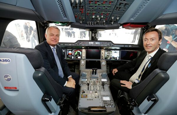 Премьер-министр Франции Жан-Марк Айро и президент компании Airbus Фабрис Брежье