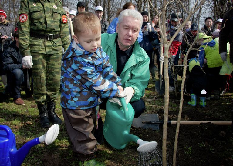 С.Собянин на субботнике в столичном районе Отрадное