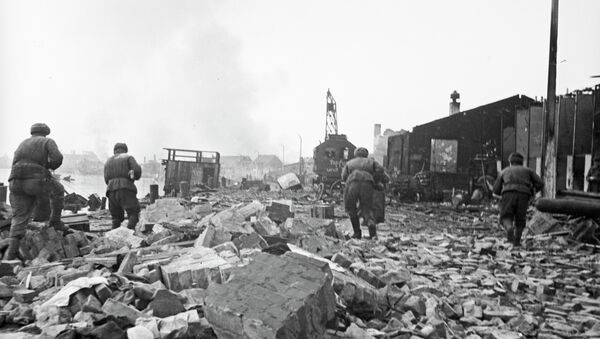 Советские солдаты штурмуют окраину города Гумбиннена. Архив