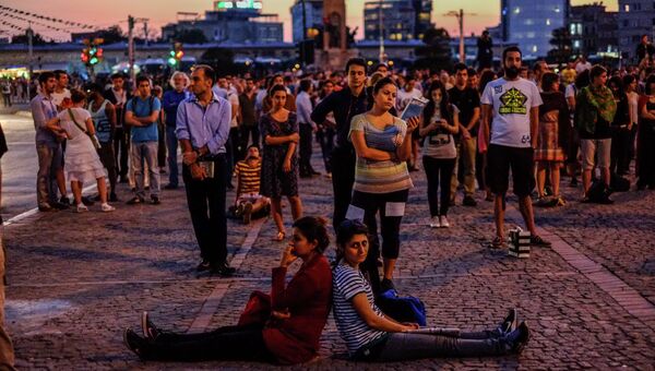 Участники молчаливой акции протеста на площади Таксим в Стамбуле