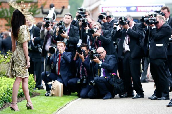 Гостья Королевских скачек Royal Ascot позирует фотографам