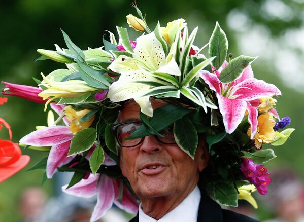 Мужчина в шляпе из цветов во время Королевских скачек Royal Ascot