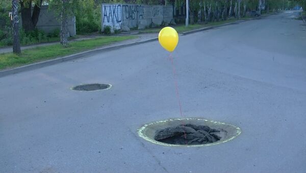 Автолюбители пометили воздушными шарами большие ямы на дорогах Томска