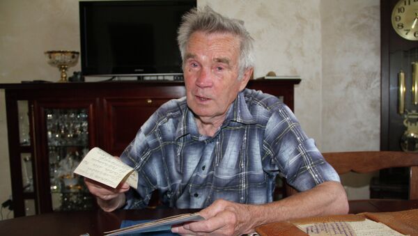 Сын погибшего солдата Владимир Смородин читает фронтовые письма отца