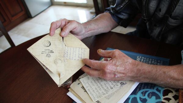 Сын погибшего солдата Владимир Смородин читает фронтовые письма отца