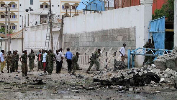 Последствия взрыва рядом с международным аэропортом столицы Сомали