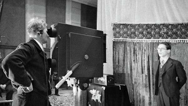 Диктор Юрий Левитан во время съемок в студии. Архивное фото