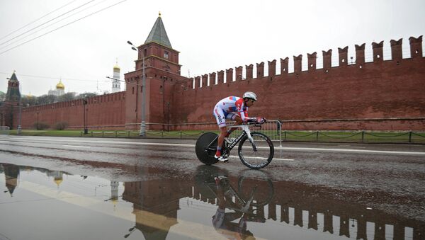 Гонщик Русвело на Кремлевской набережной во время велогонки Пять колец Москвы