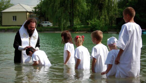 Священник Епископ Пятигорский во время обряда Крещения в Новопятигорском озере