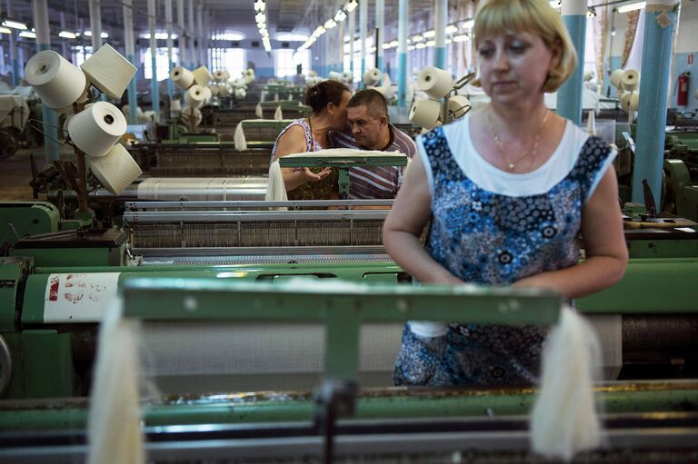 Работники у станков в ткацком цехе на ОАО Павловопосадская платочная мануфактура в городе Павловский Посад Московской области