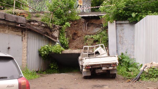 Обрушение подпорной стены в центре Владивостока