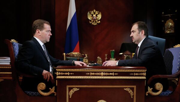Председатель правительства РФ Дмитрий Медведев и председатель правления Пенсионного фонда РФ Антон Дроздов
