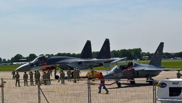 Су-35С (слева) и Як-130 (справа) на выставке в Ле Бурже